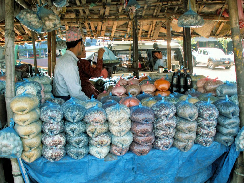 NEPAL - POKHARA -> KATHMANDU - een kraam met diverse soorten noten, zaden en pitten