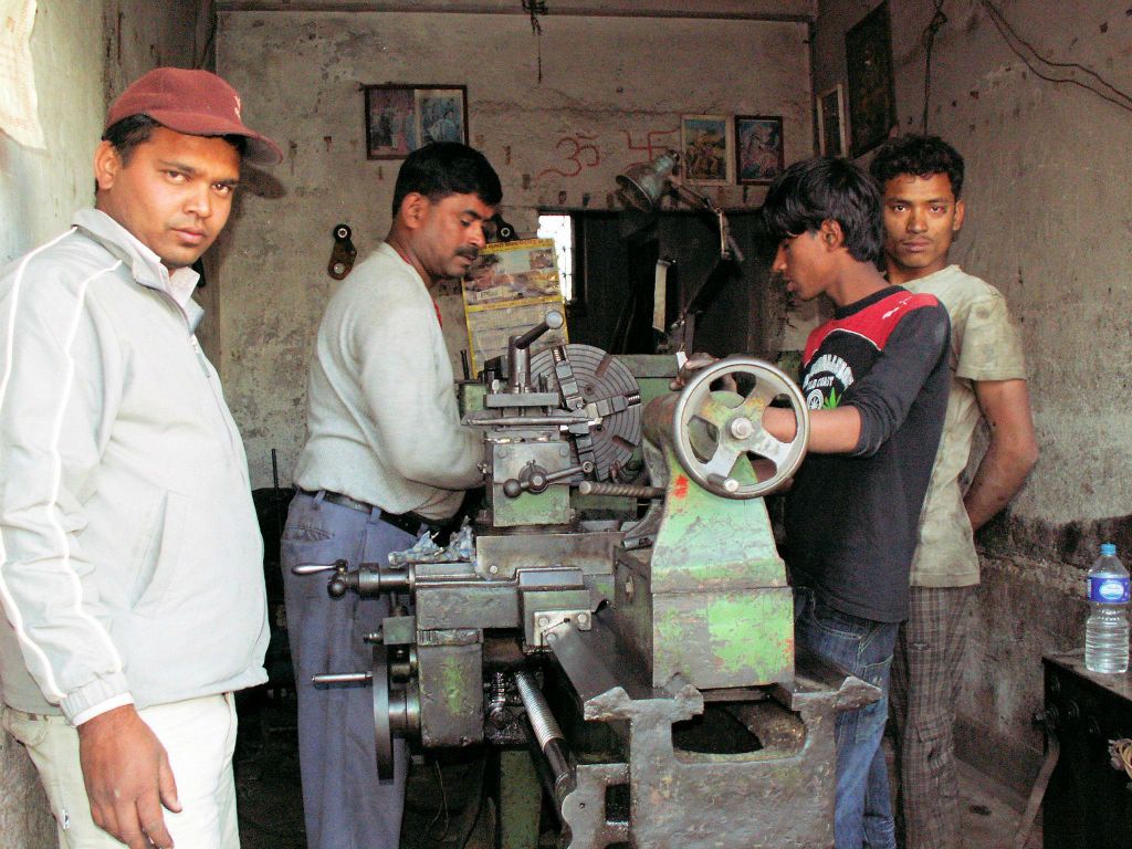 NEPAL - POKHARA -> KATHMANDU - enkele mannen aan het werk met een draaibank
