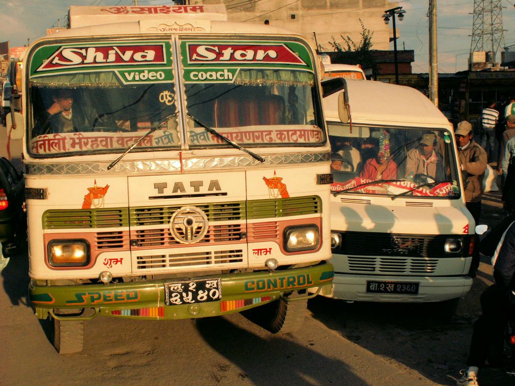 NEPAL - POKHARA -> KATHMANDU - een vrachtwagen en bestelbus die tegen elkaar gebotst zijn