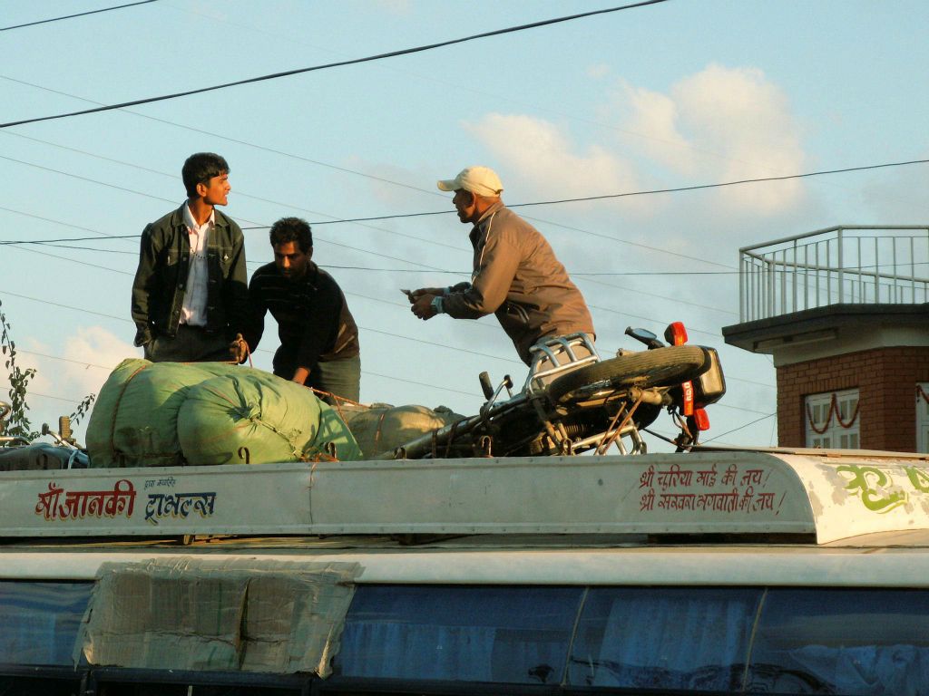 NEPAL - POKHARA -> KATHMANDU - een motor op het dak van een lokale bus