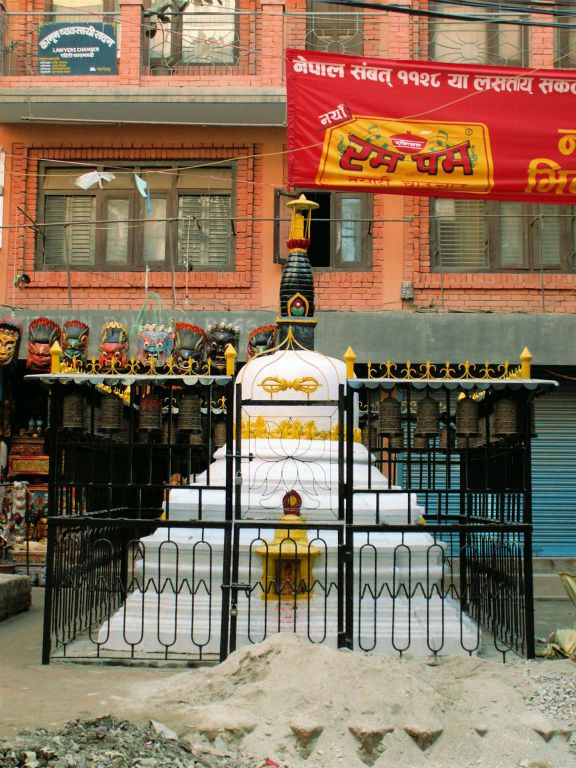 NEPAL - KATHMANDU - een mini stoepa in Thamel straat