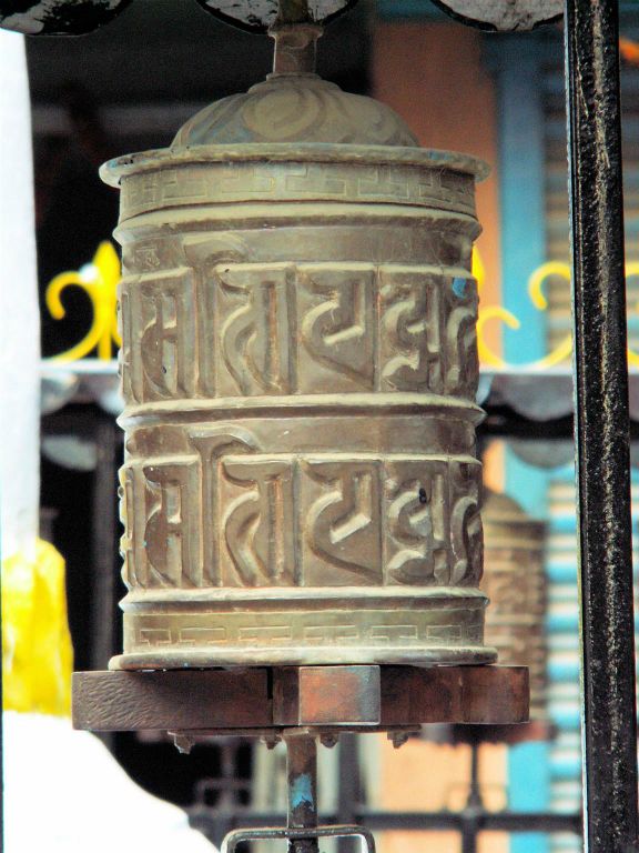 NEPAL - KATHMANDU - een gebedsmolen bij een mini stoepa in de Thamel straat