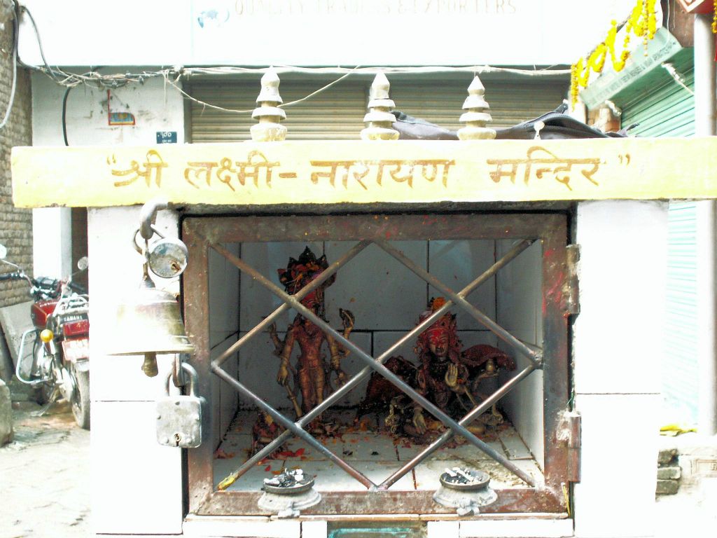 NEPAL - KATHMANDU - enkele heilige boeddha beelden in de Thamel straat