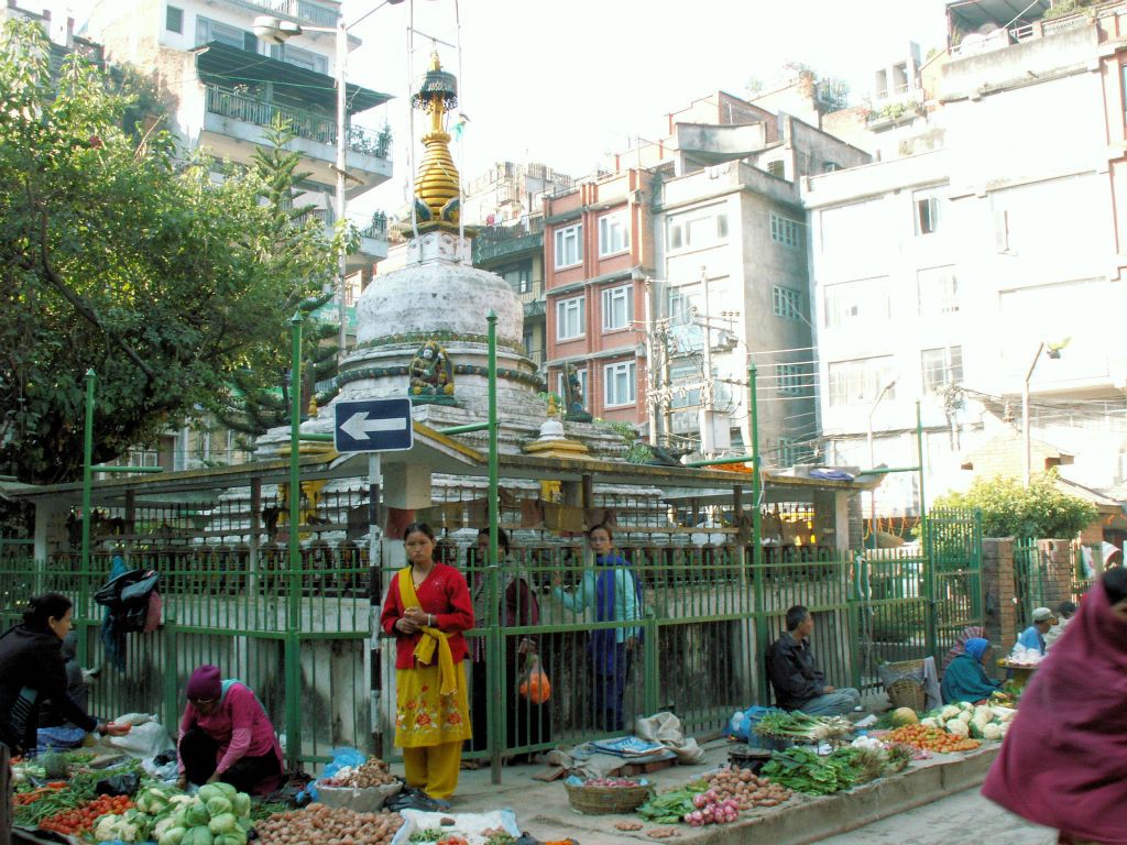 NEPAL - KATHMANDU - een stoepa in de Thamel straat