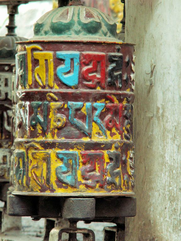 NEPAL - KATHMANDU - een gebedsmolen bij een stoepa in de Thamel straat