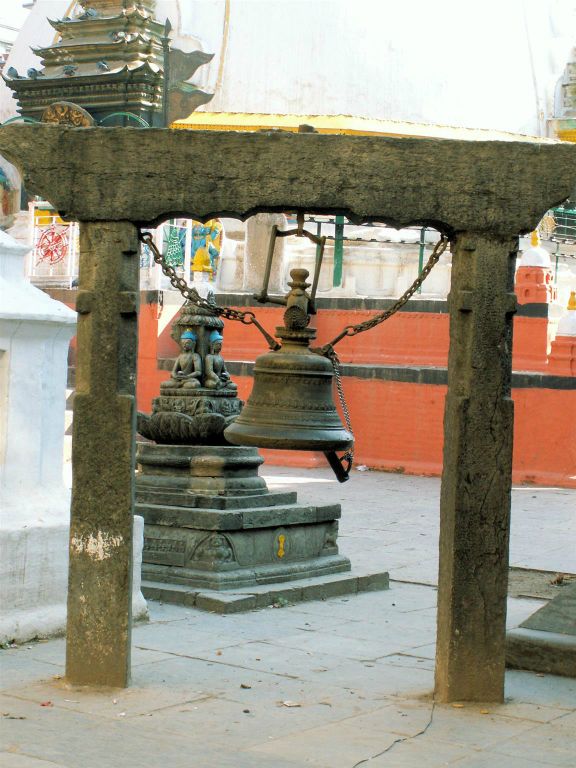 NEPAL - KATHMANDU - een klok op een plein bij de Kathesimbhu stoepa