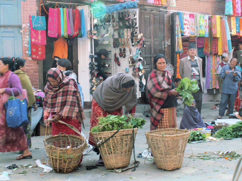 NEPAL - KATHMANDU - enkele vrouwen die groente verkopen