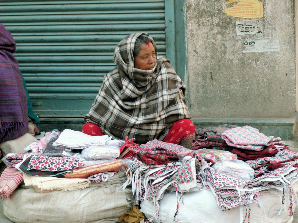 NEPAL - KATHMANDU - een vrouw die kleding verkoopt