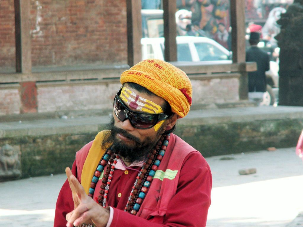 NEPAL - KATHMANDU - een heilige dove man bij Durbar Square