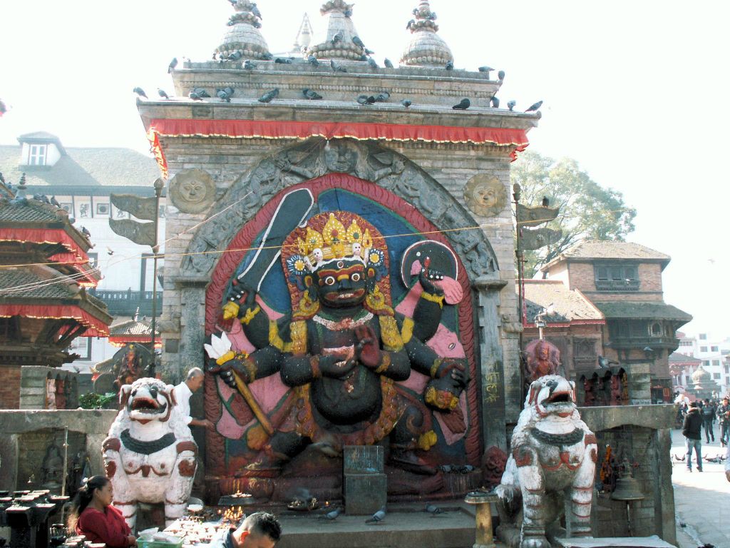 NEPAL - KATHMANDU - het Kala Bhairava (recarnatie Shiva) beeld bij Durbar Square