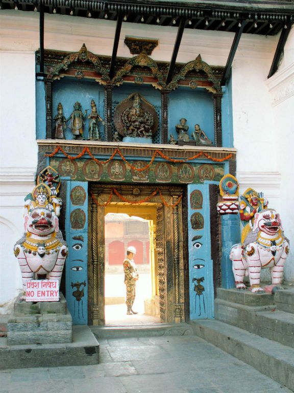 NEPAL - KATHMANDU - de ingang van Hanuman Dhoka Durbar bij Durbar Square
