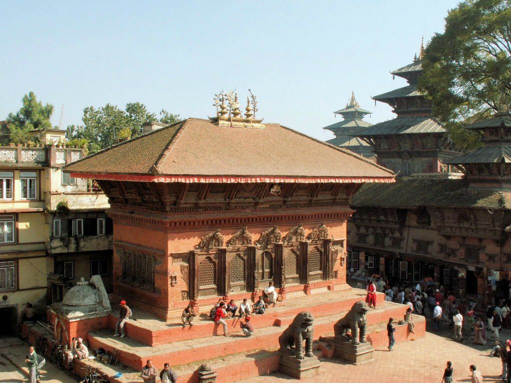 NEPAL - KATHMANDU - een tempel bij Durbar Square