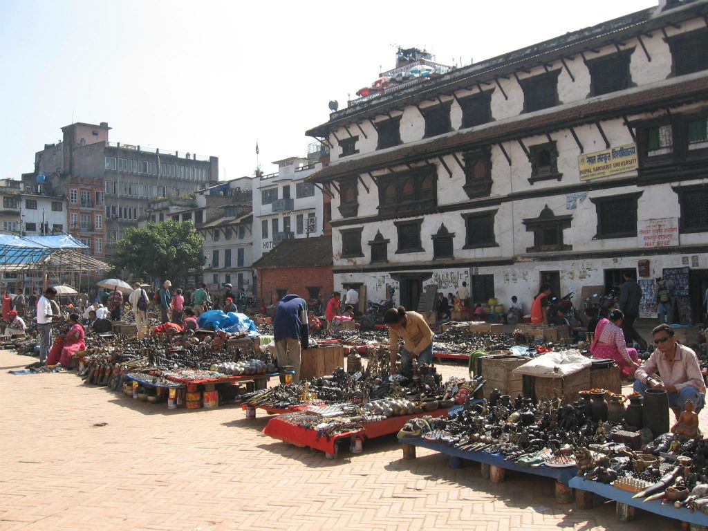 NEPAL - KATHMANDU - een souvenir markt in de buurt bij Durbar Square