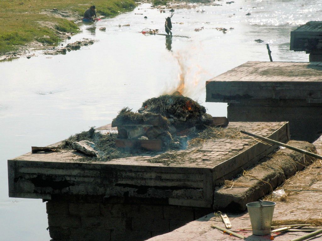 NEPAL - KATHMANDU - een lijkverbranding in Pashupathinath bij de heilige Bagmathi rivier