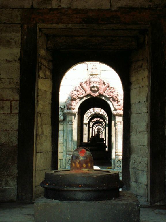 NEPAL - KATHMANDU - een doorkijk bij Pashupathinath