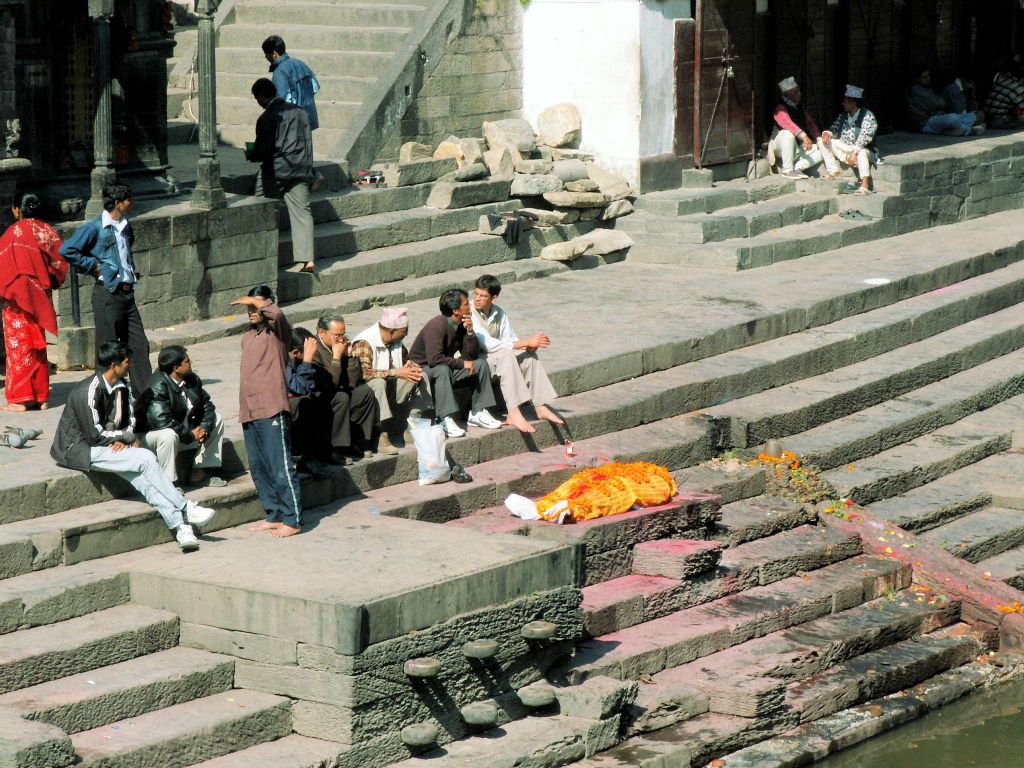 NEPAL - KATHMANDU - de familie/vrienden bij een lijk dat klaarligt om verbrand te worden bij Pashupathinath