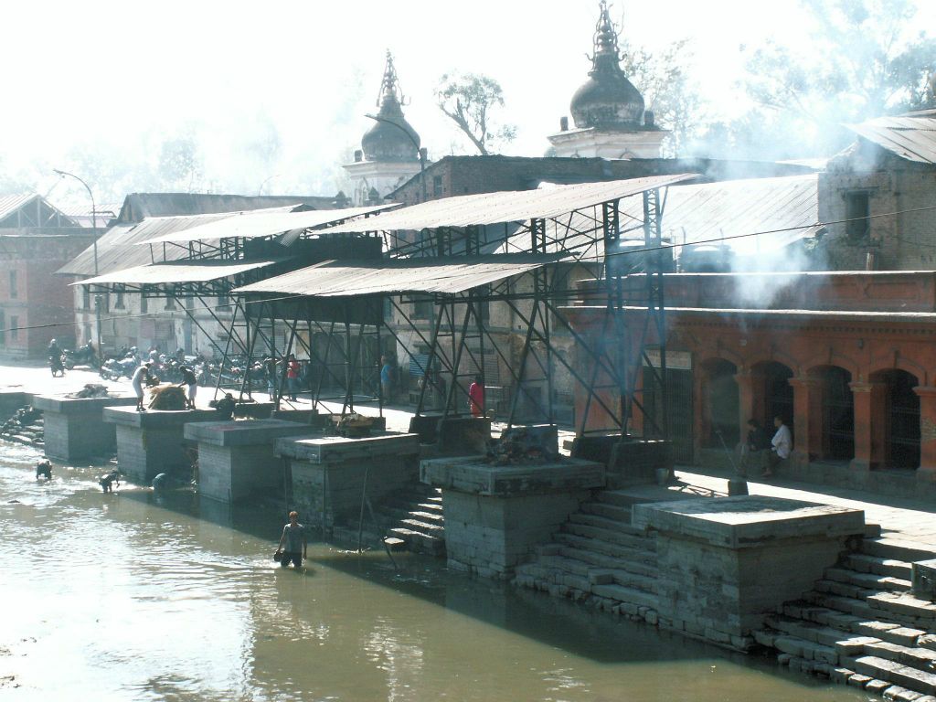 NEPAL - KATHMANDU - enkele lijkverbrandingen in Pashupathinath bij de heilige Bagmathi rivier