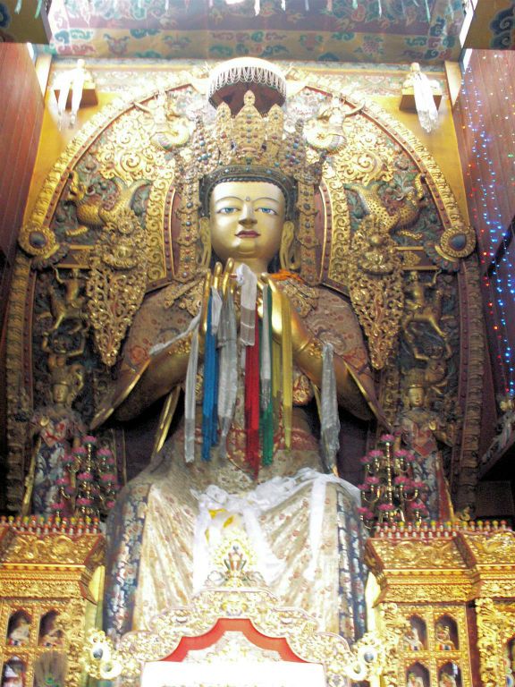 NEPAL - KATHMANDU - een boeddha in een tempel bij een plein van de Bodnath stoepa