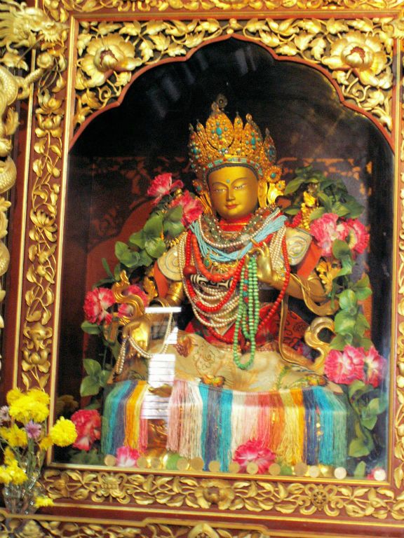 NEPAL - KATHMANDU - een boeddha in een tempel bij een plein van de Bodnath stoepa