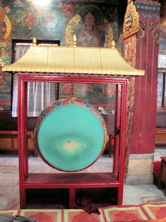 NEPAL - KATHMANDU - een gong in een tempel bij een plein van de Bodnath stoepa