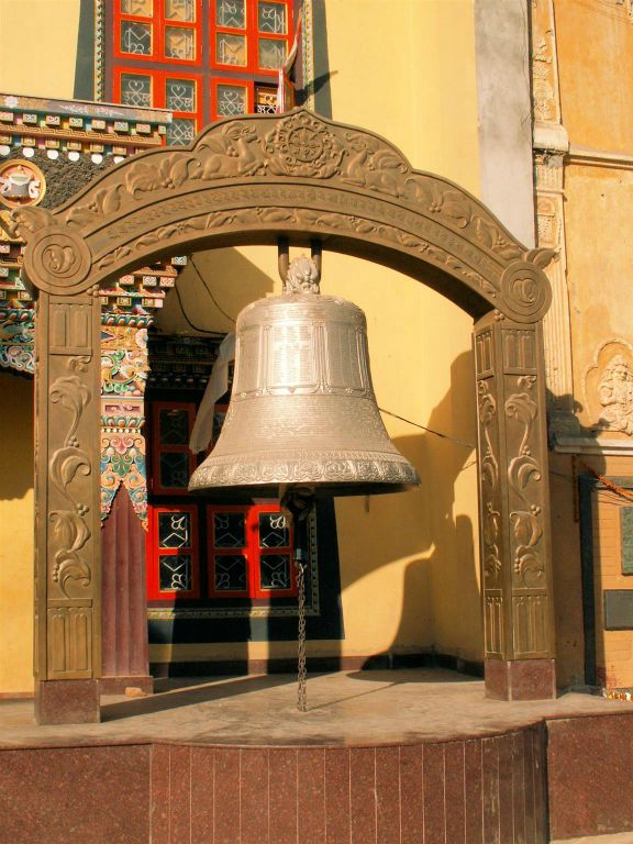 NEPAL - KATHMANDU - een klok bij de Bodnath stoepa