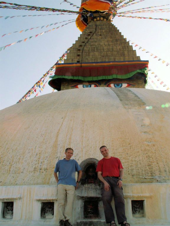 NEPAL - KATHMANDU - Carlos en Mark bij de Bodnath stoepa