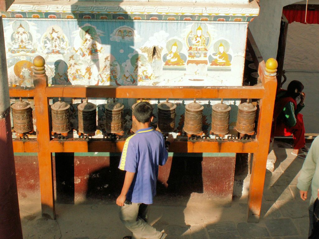 NEPAL - KATHMANDU - enkele gebedsmolens bij de Bodnath stoepa