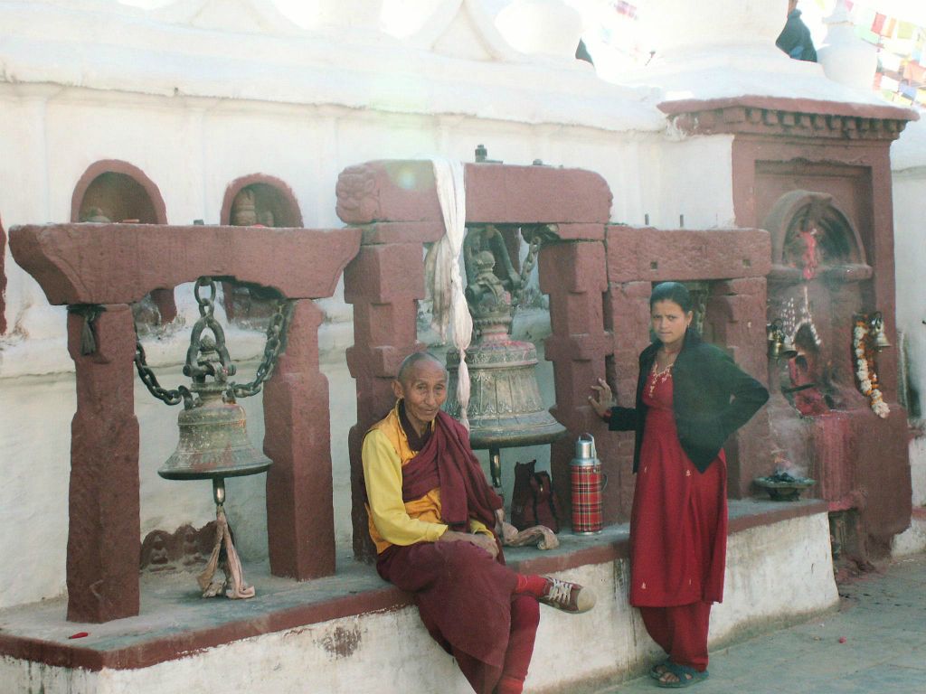 NEPAL - KATHMANDU - een monnik bij de Bodnath stoepa
