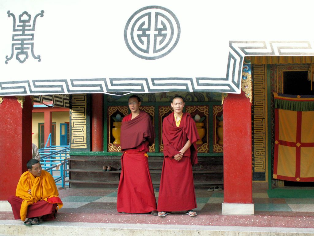 NEPAL - KATHMANDU - enkele monniken bij een tempel