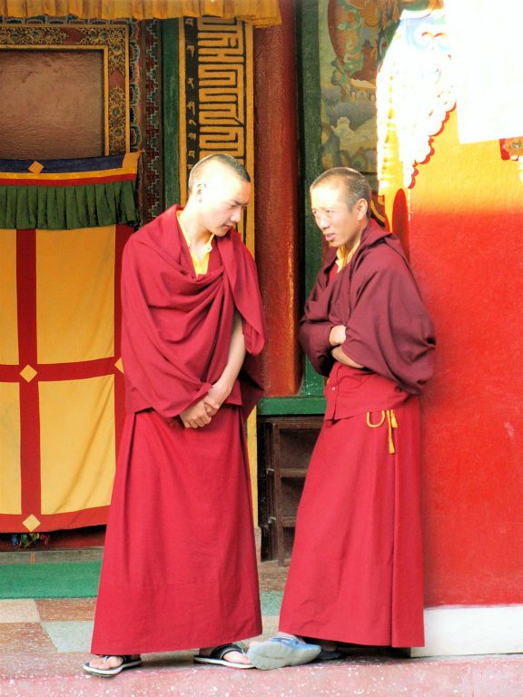NEPAL - KATHMANDU - twee monniken bij een tempel