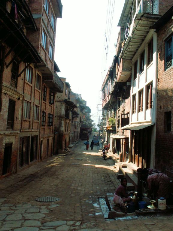NEPAL - KATHMANDU (BHAKTAPUR) - een straat