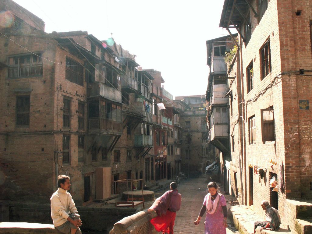 NEPAL - KATHMANDU (BHAKTAPUR) - een straat