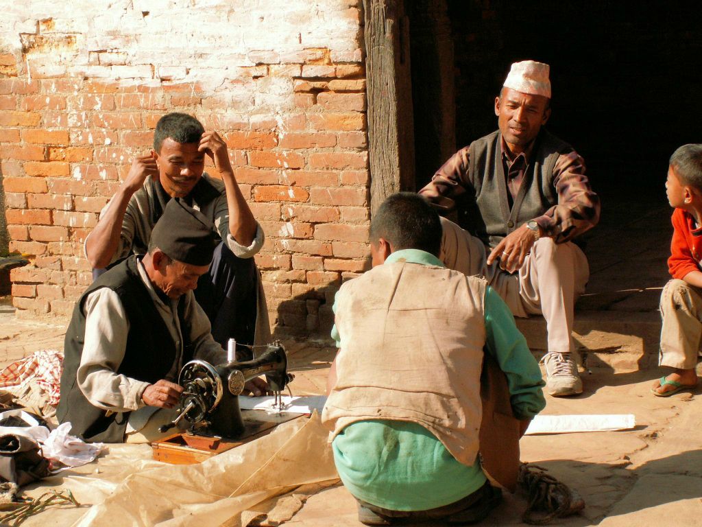 NEPAL - KATHMANDU (BHAKTAPUR) - een kleermaker