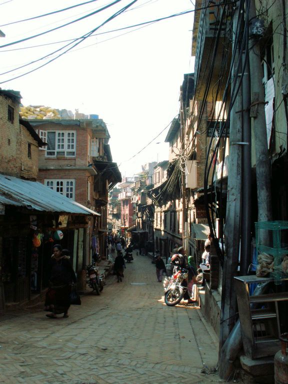 NEPAL - KATHMANDU (BHAKTAPUR) - een straat