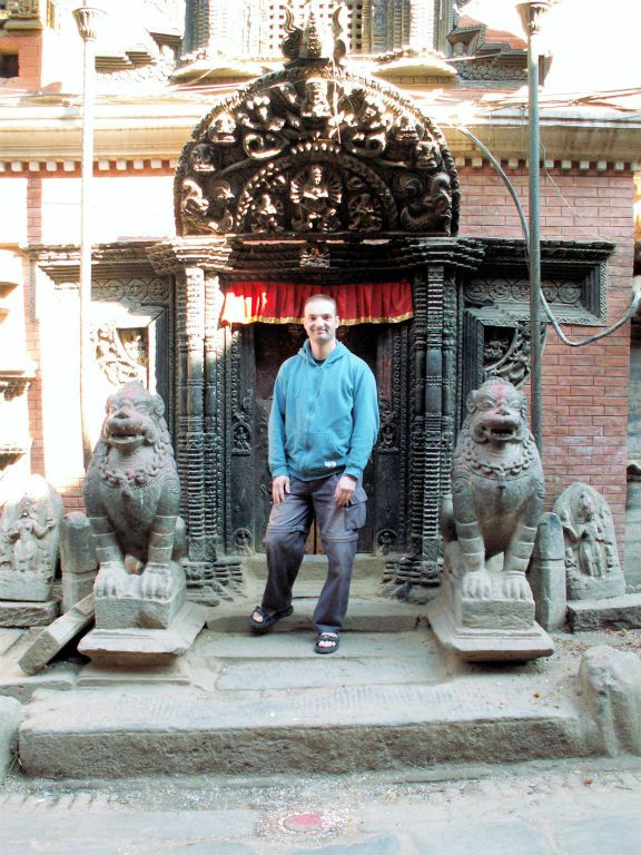 NEPAL - KATHMANDU (BHAKTAPUR) - Carlos bij een tempel