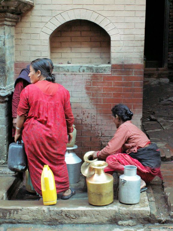NEPAL - KATHMANDU (BHAKTAPUR) - enkele vrouwen bij een waterplaats