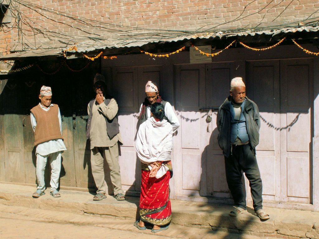 NEPAL - KATHMANDU (BHAKTAPUR) - enkele mensen