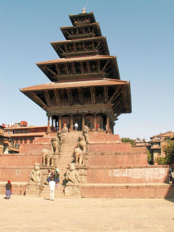 NEPAL - KATHMANDU (BHAKTAPUR) - de Nyatapola pagode op het Taumadhi plein