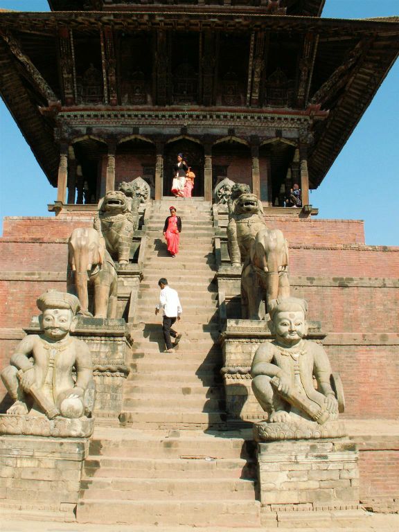 NEPAL - KATHMANDU (BHAKTAPUR) - de Nyatapola pagode op het Taumadhi plein