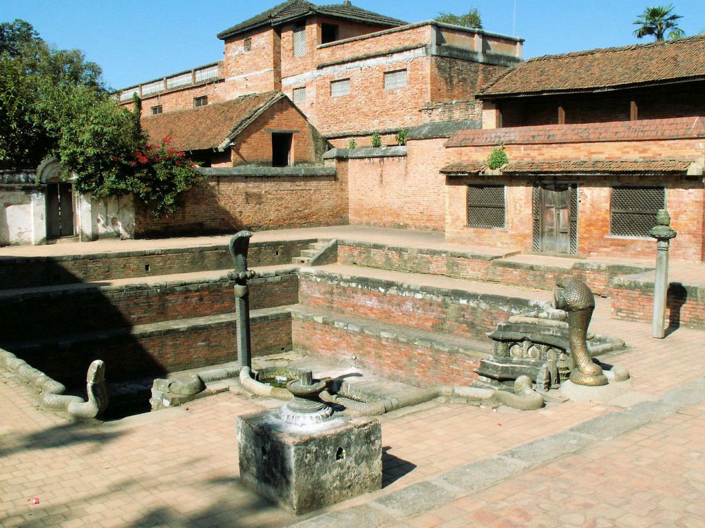 NEPAL - KATHMANDU (BHAKTAPUR) - de Naga Pokhari bij Durbar Square