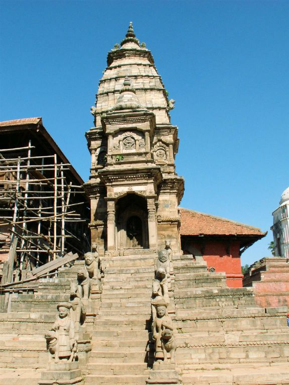 NEPAL - KATHMANDU (BHAKTAPUR) - de Siddhi Lakshmi tempel bij Durbar Square