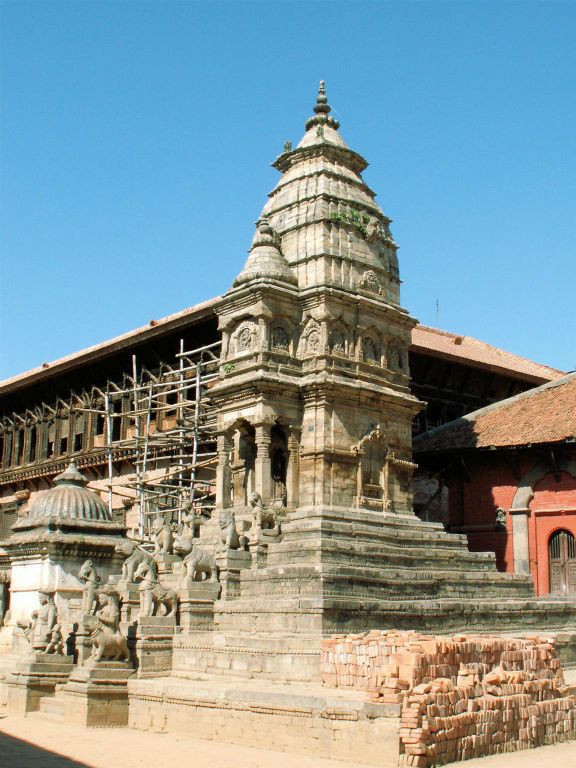 NEPAL - KATHMANDU (BHAKTAPUR) - de Siddhi Lakshmi tempel bij Durbar Square