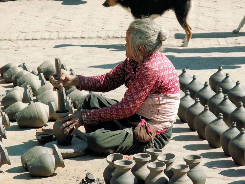 NEPAL - KATHMANDU (BHAKTAPUR) - een oude vrouw bezig met maken vazen bij Potter's Square