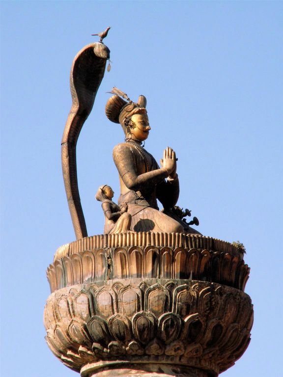NEPAL - KATHMANDU (PATAN) - het beeld van King Yoganarendra Malla op Patan Durbar Squara