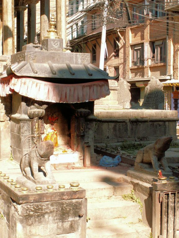 NEPAL - KATHMANDU (PATAN) - een heilige plaats op Patan Durbar Squara