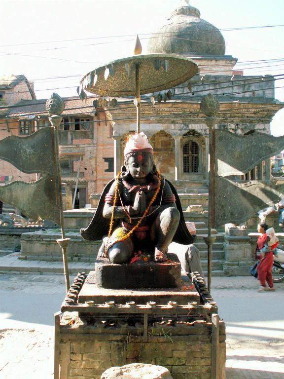 NEPAL - KATHMANDU (PATAN) - een beeld van Garuda