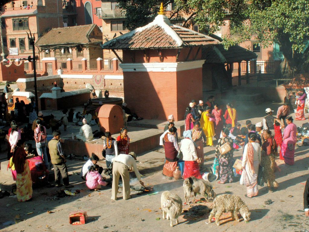 NEPAL - KATHMANDU (PATAN) - een plein waar offers gehouden worden bij de Kumbeshwar Mandir tempel