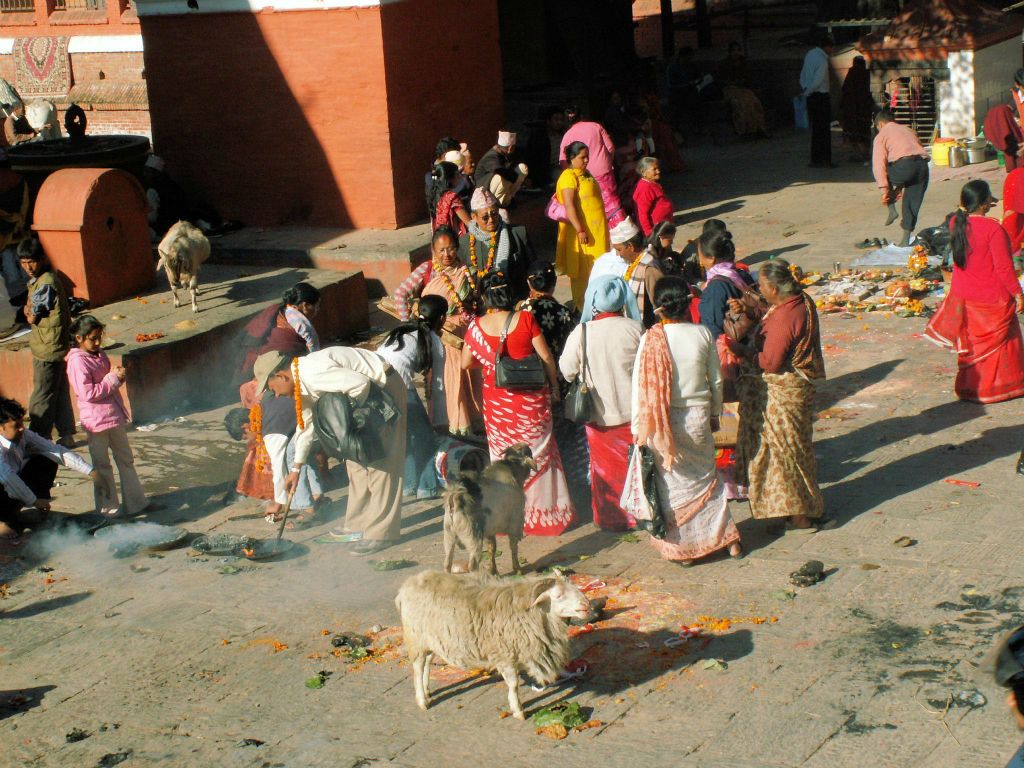NEPAL - KATHMANDU (PATAN) - een plein waar offers gehouden worden bij de Kumbeshwar Mandir tempel
