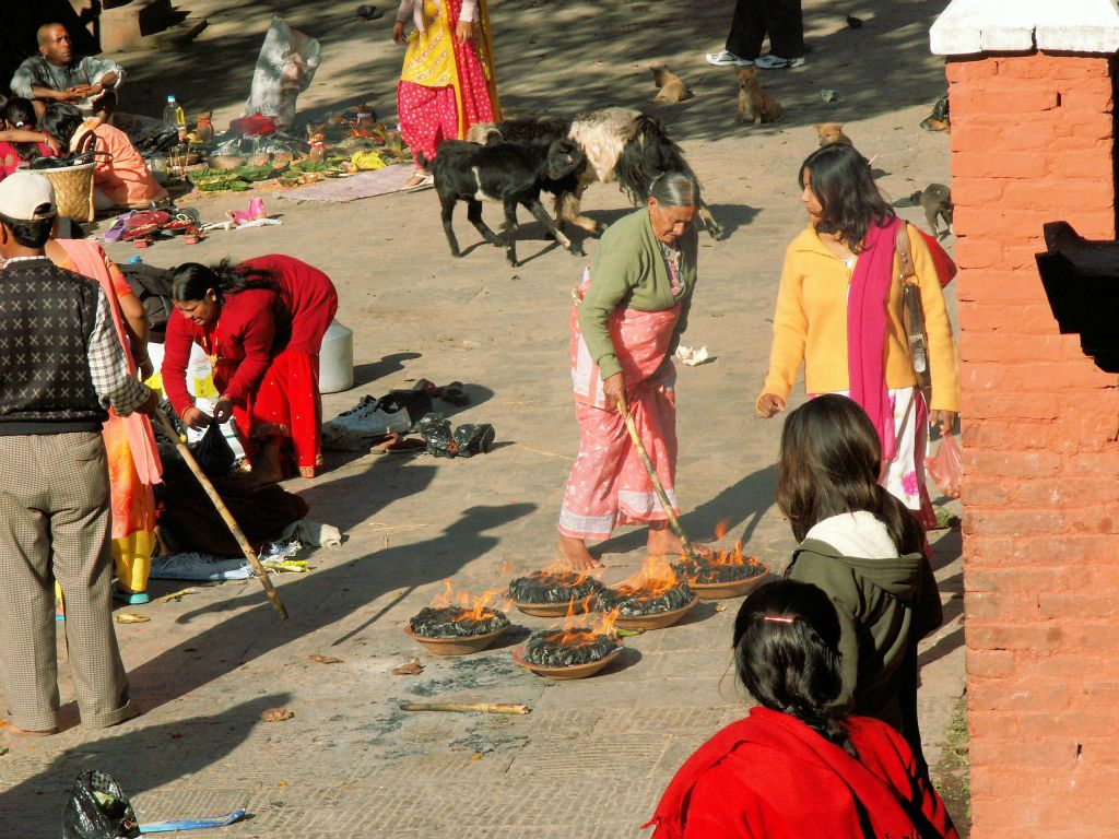 NEPAL - KATHMANDU (PATAN) - een plein waar offers gehouden worden bij de Kumbeshwar Mandir tempel