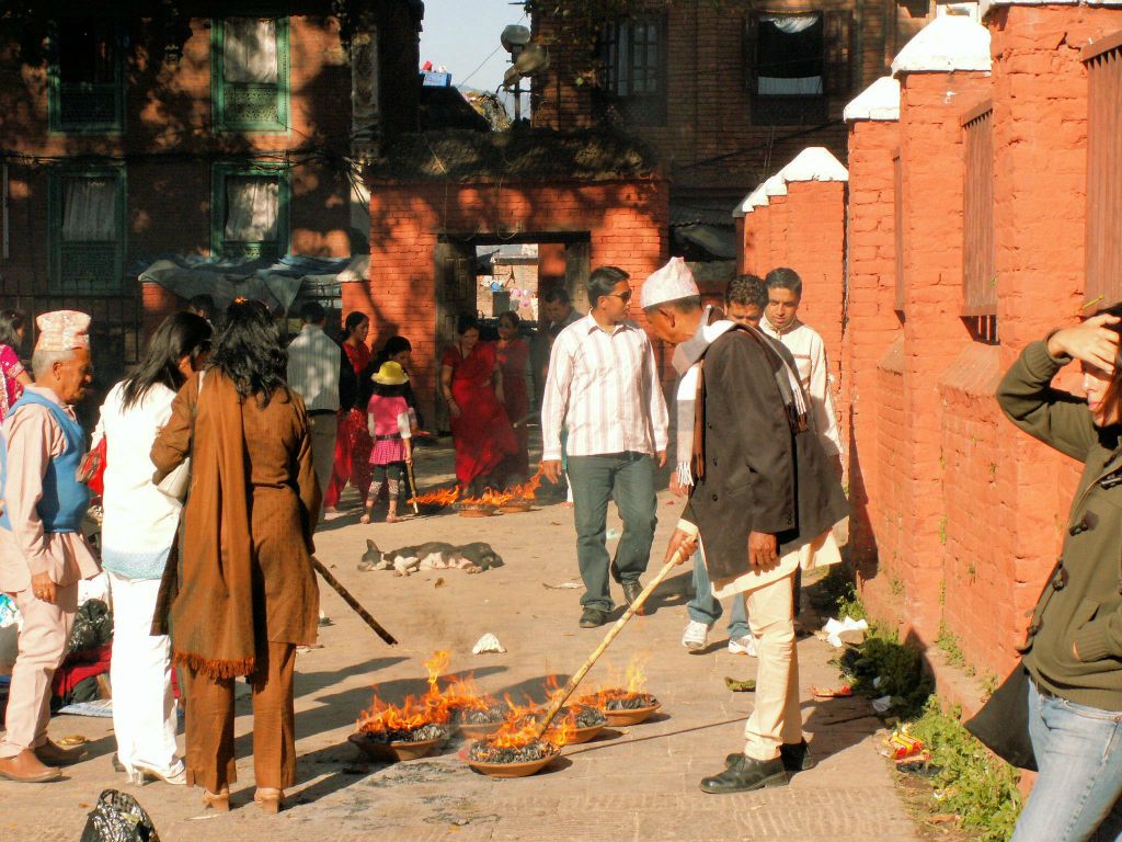 NEPAL - KATHMANDU (PATAN) - een plein waar offers gehouden worden bij de Kumbeshwar Mandir tempel